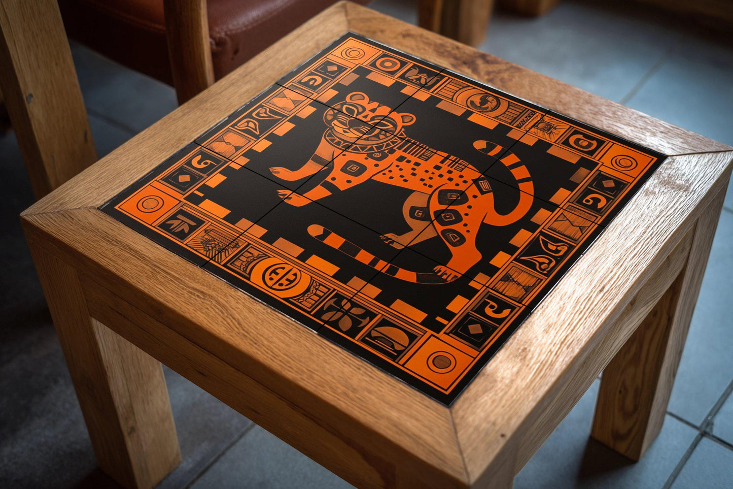 Mural de cerámica de jaguar azteca en naranja quemado y negro, arte…