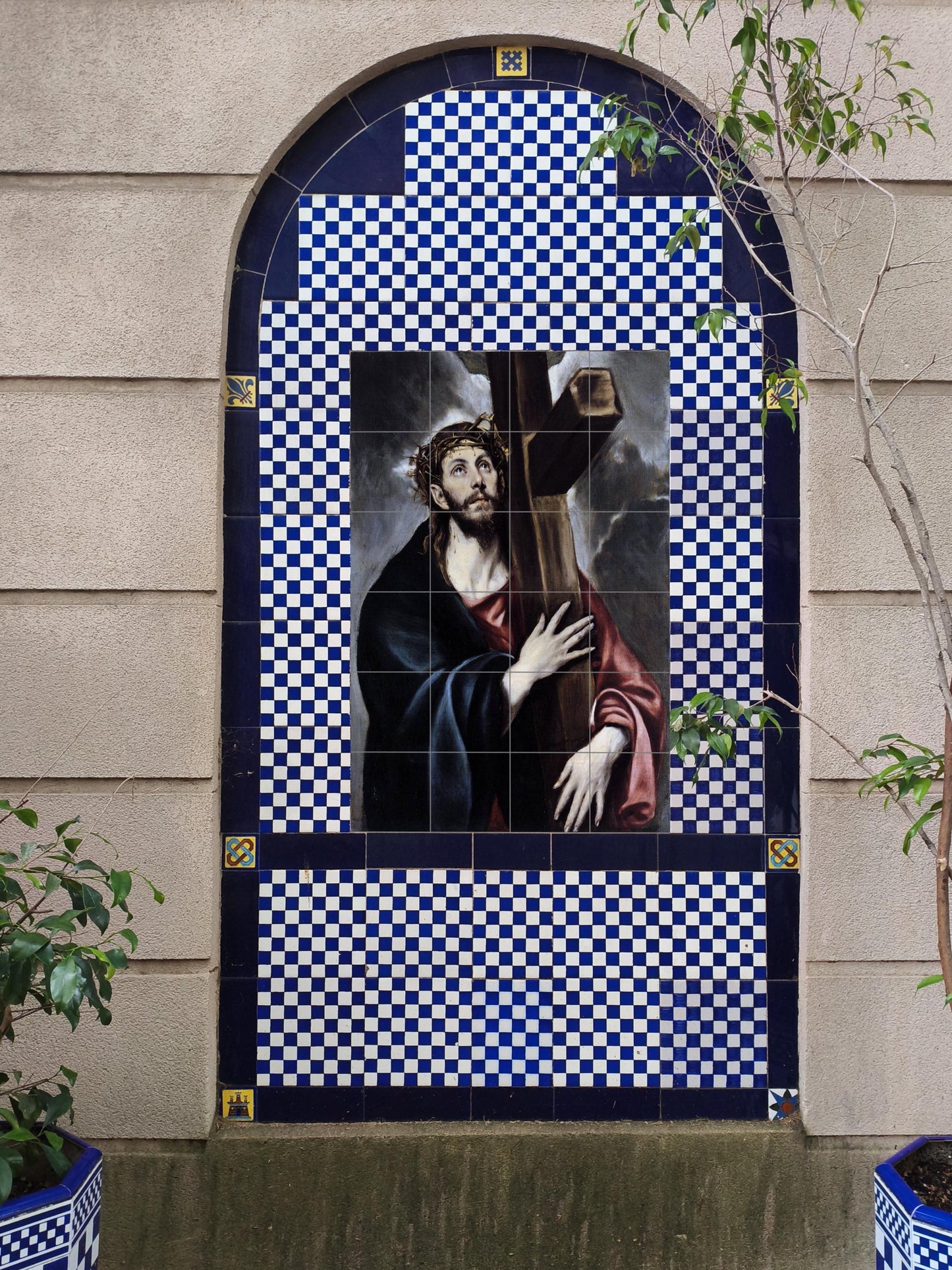 Cristo cargando la Croce — Arte da Galleria, Arte da Parete in Ceramica