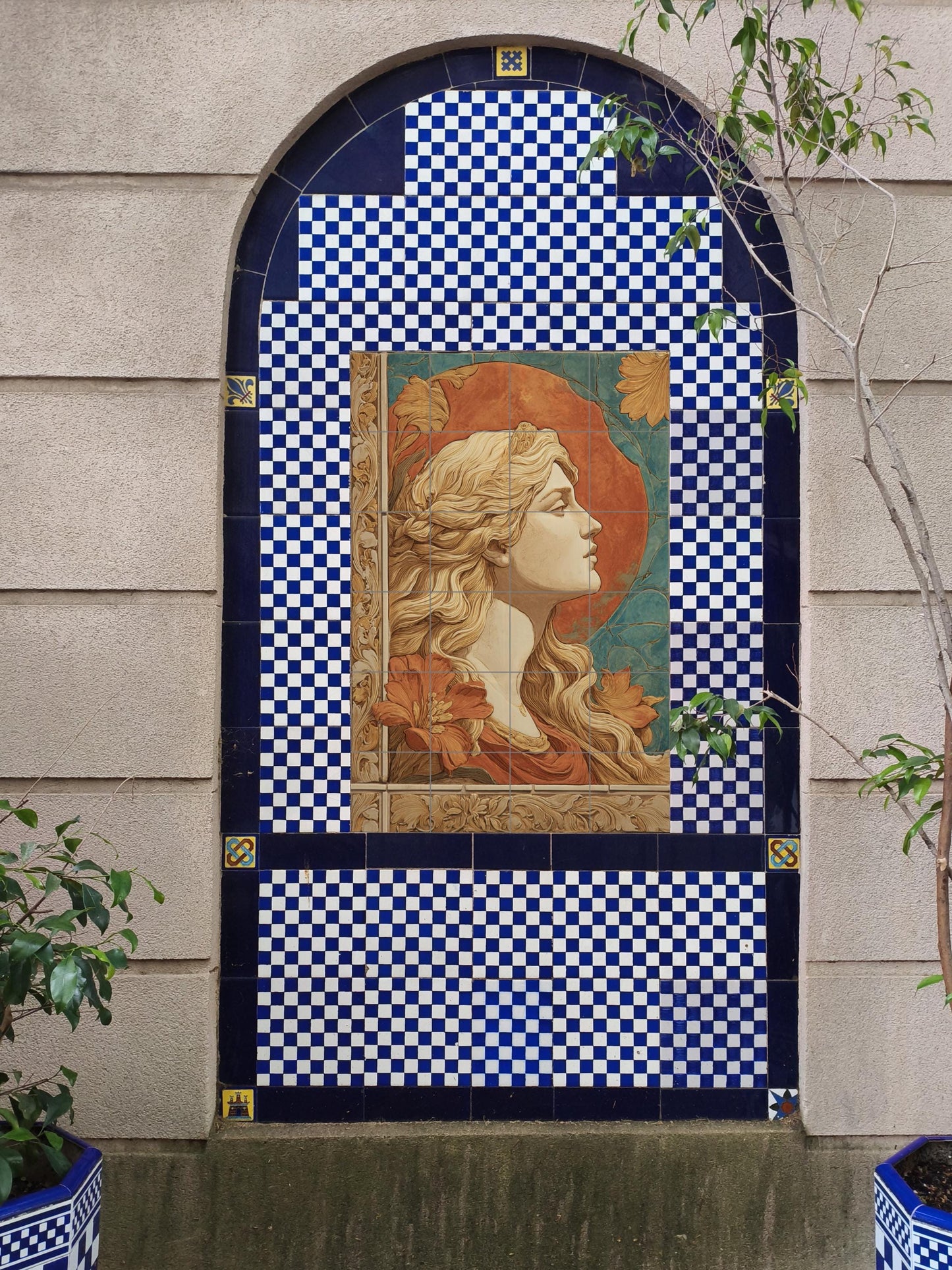 Mural cerámico Aurelia — Belleza Europea, retrato Art Nouveau en…