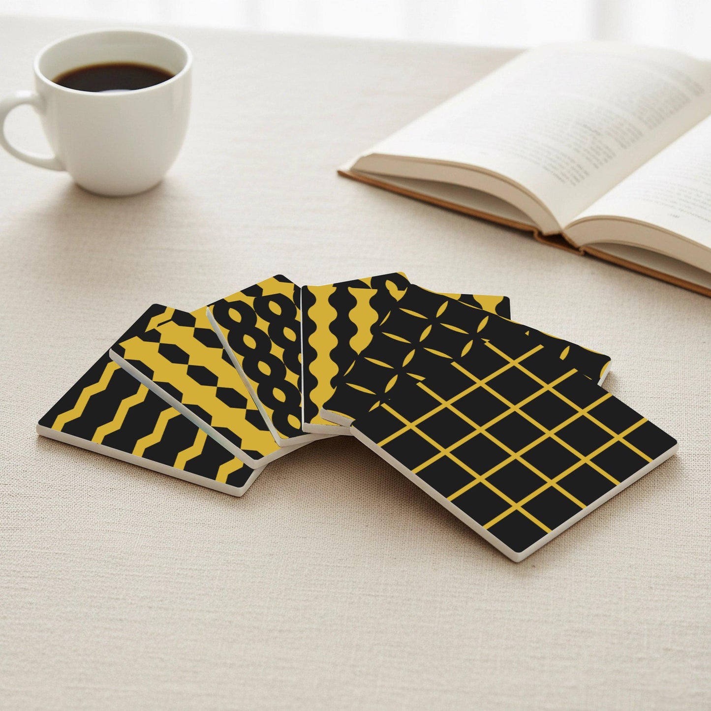 Sottobicchieri Geométricos de cerámica en amarillo mostaza y negro, decoración modern — Sottobicchieri a Motivi Moderni