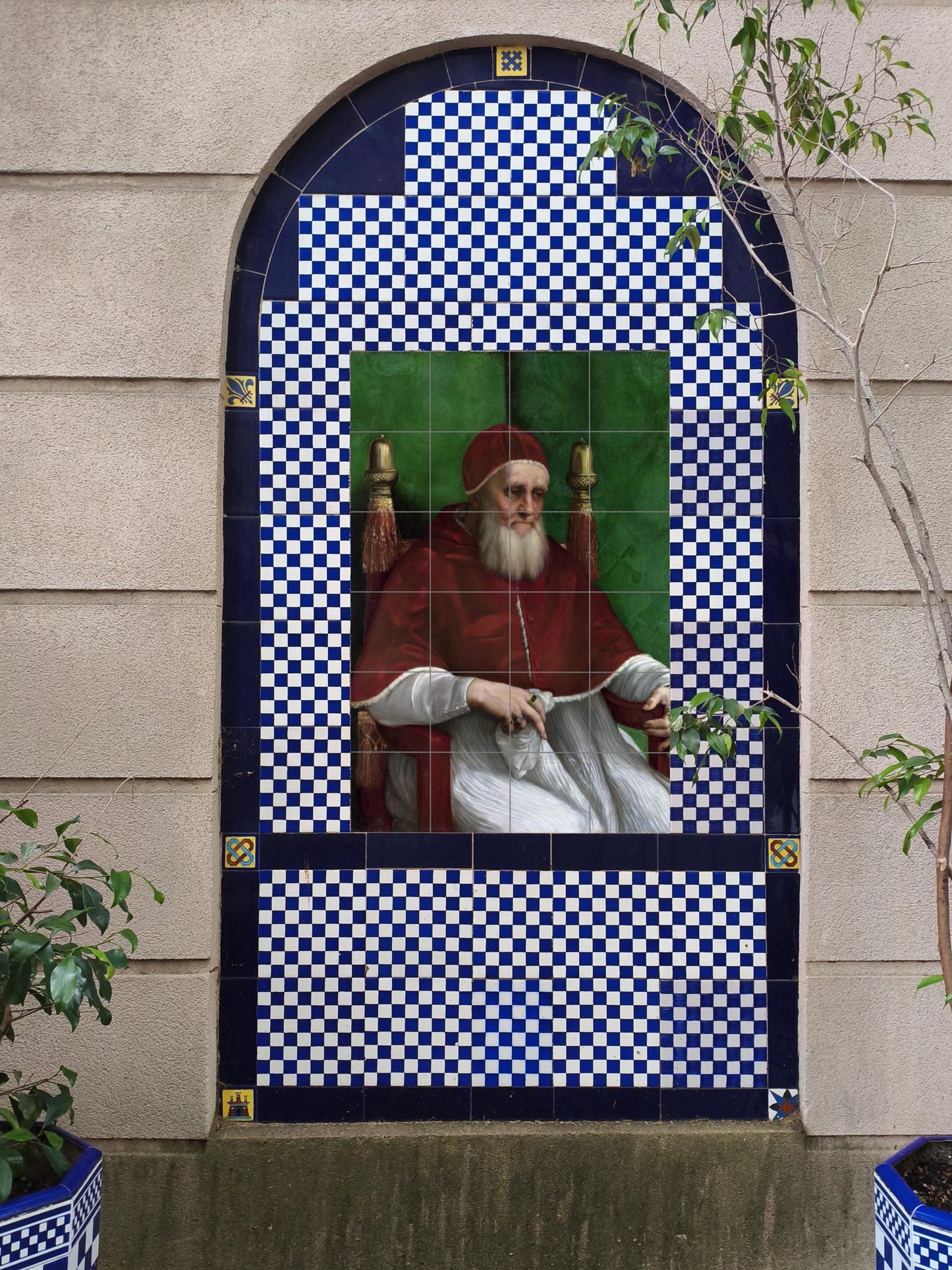 Mural de azulejos de cerámica con el retrato del Papa Julio II