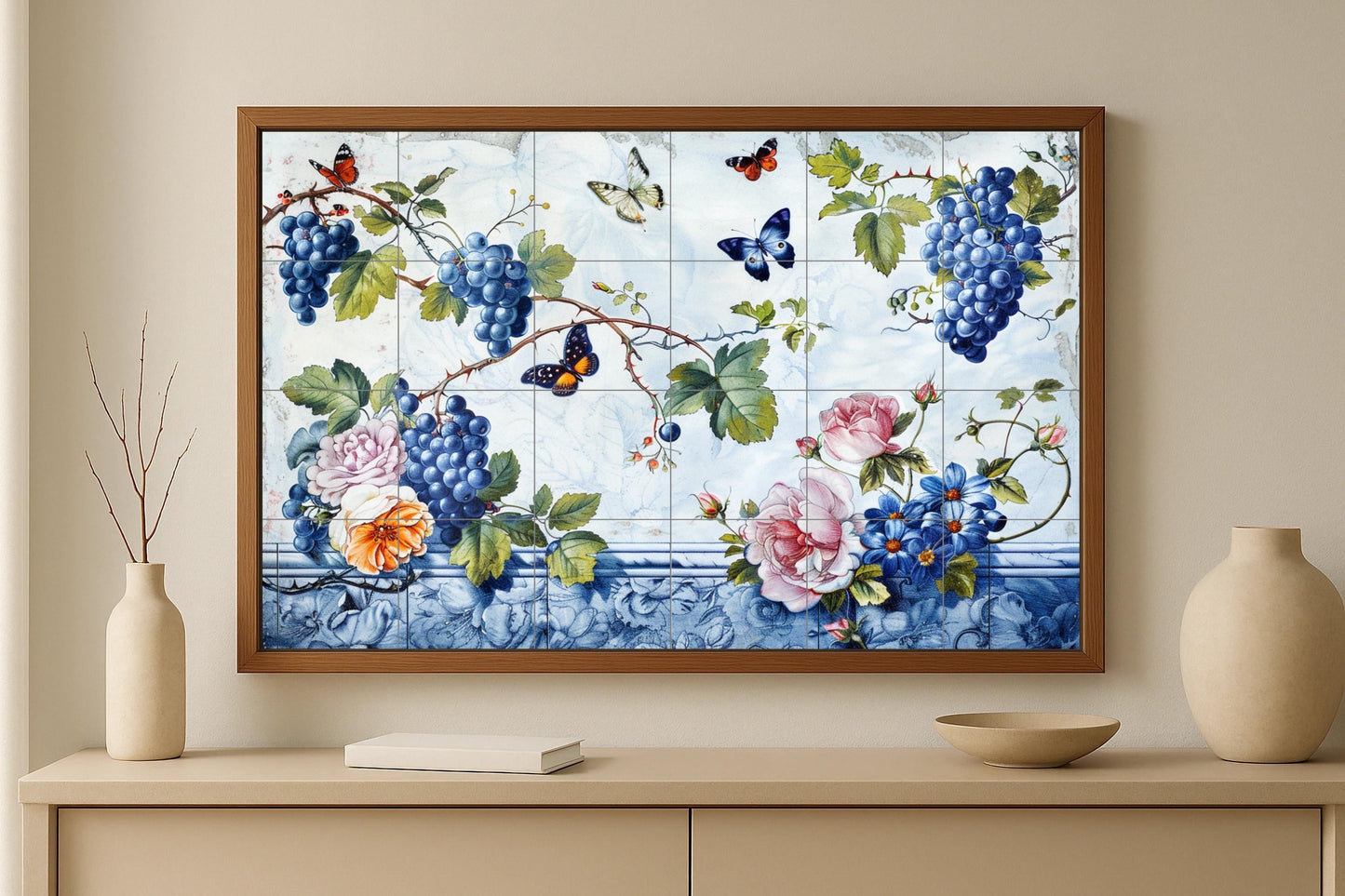 Mural de cerámica de mariposas y uvas