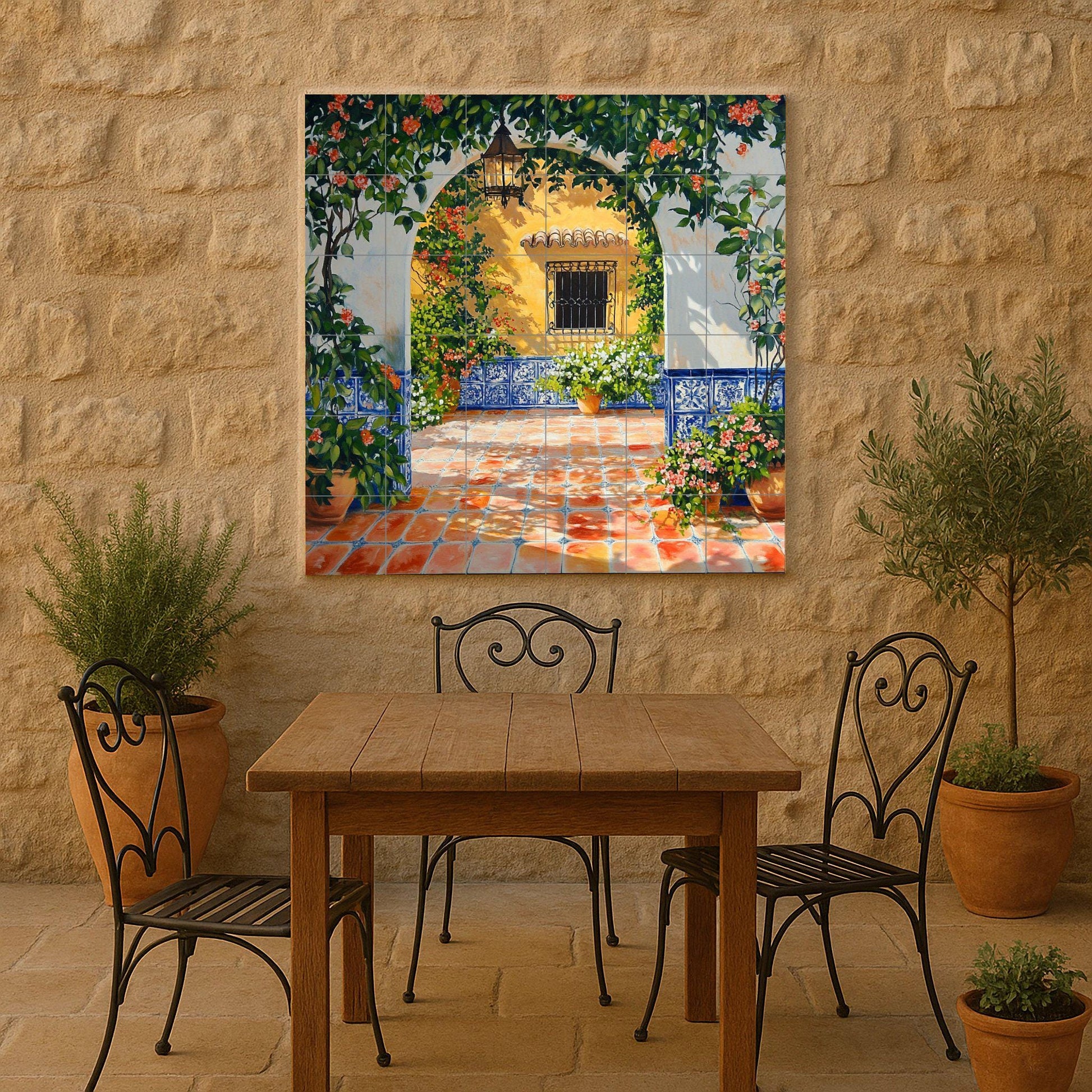 Mural de cerámica con patio soleado y arco de azulejos azules