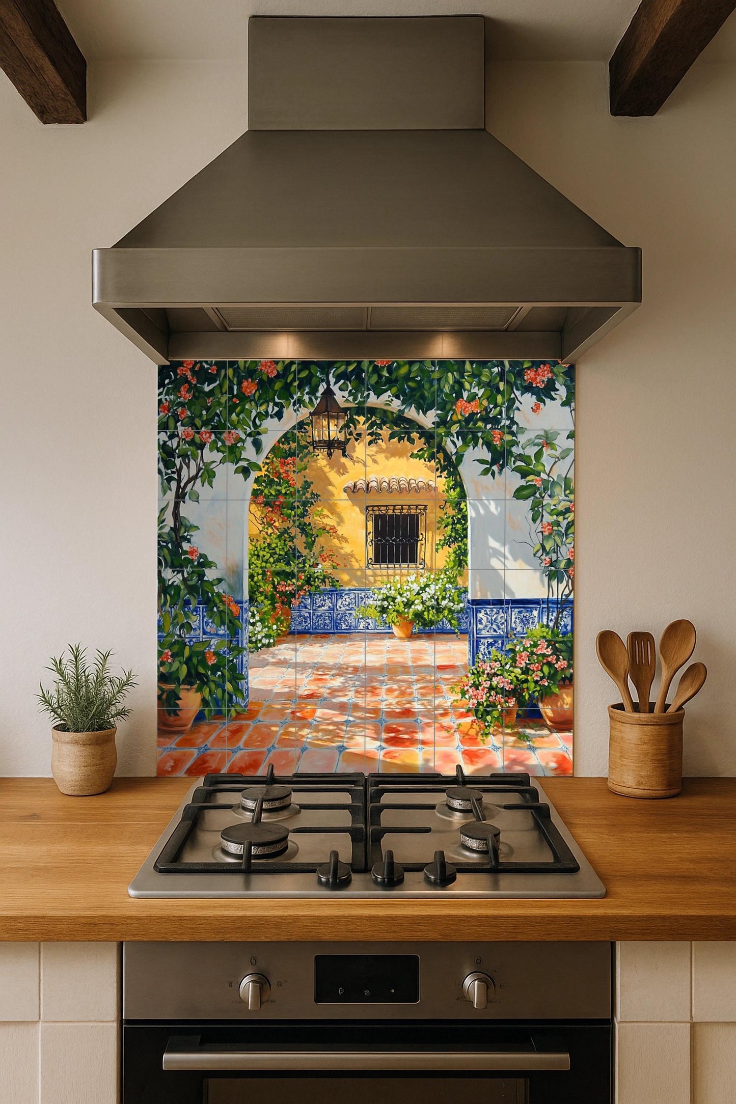 Mural de cerámica con patio soleado y arco de azulejos azules