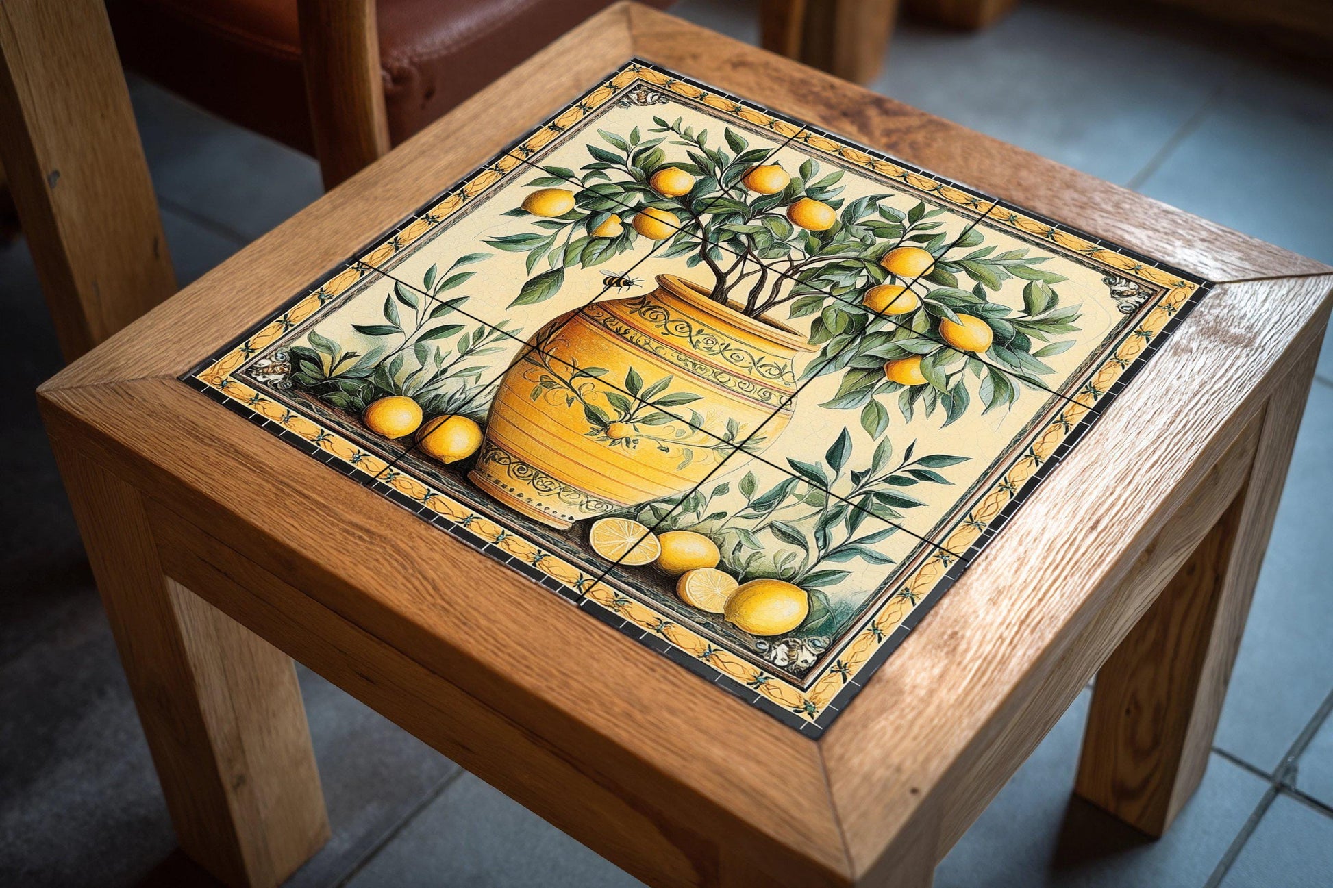 Mural de azulejos de cerámica con jarrón de limones mediterráneos