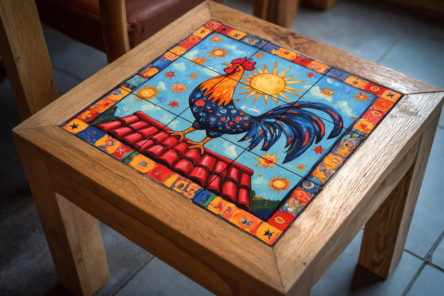 Gallo portugués con sol radiante, borde celest — Scène Mythologique, Art Mural en Céramique