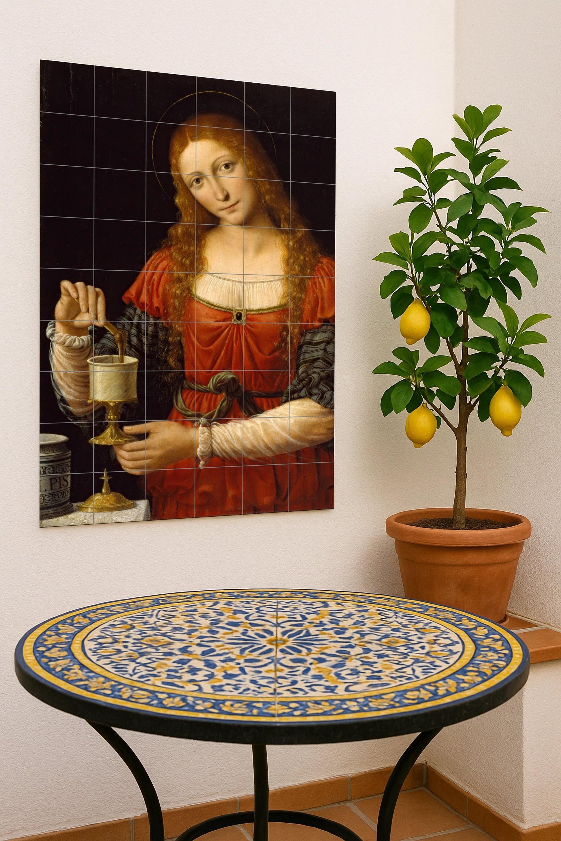 Santa María Magdalena — Cerámica con cáliz y túnica roja