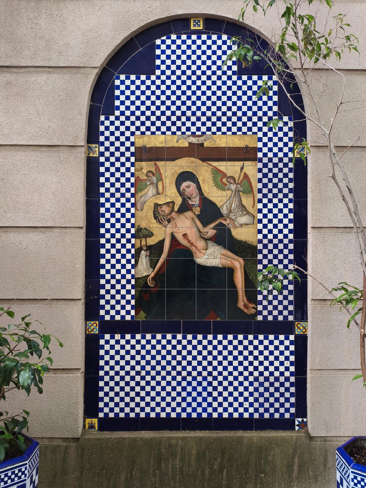 Piedad avec Anges — Fresque Murale en Carreaux de Céramique · Art Dévotionnel en Carreaux