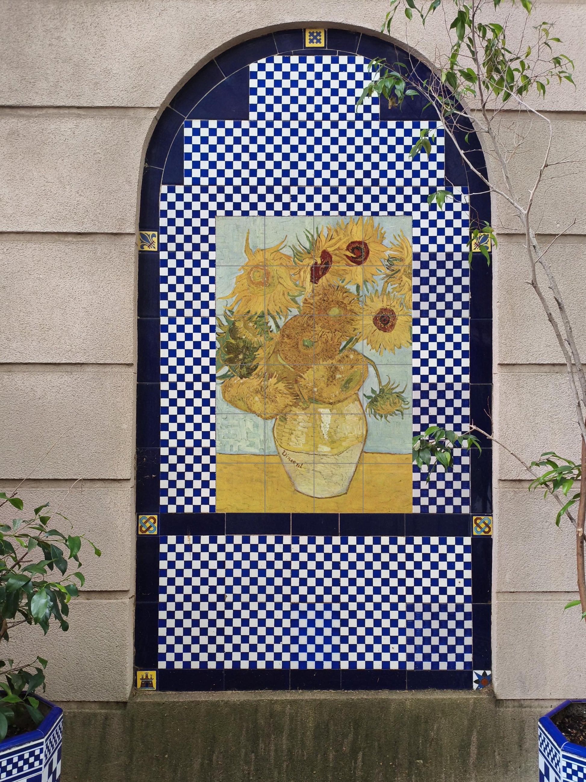 Tournesols en Vase Doré · Fresque Céramique — Reproduction d'Art de Musée