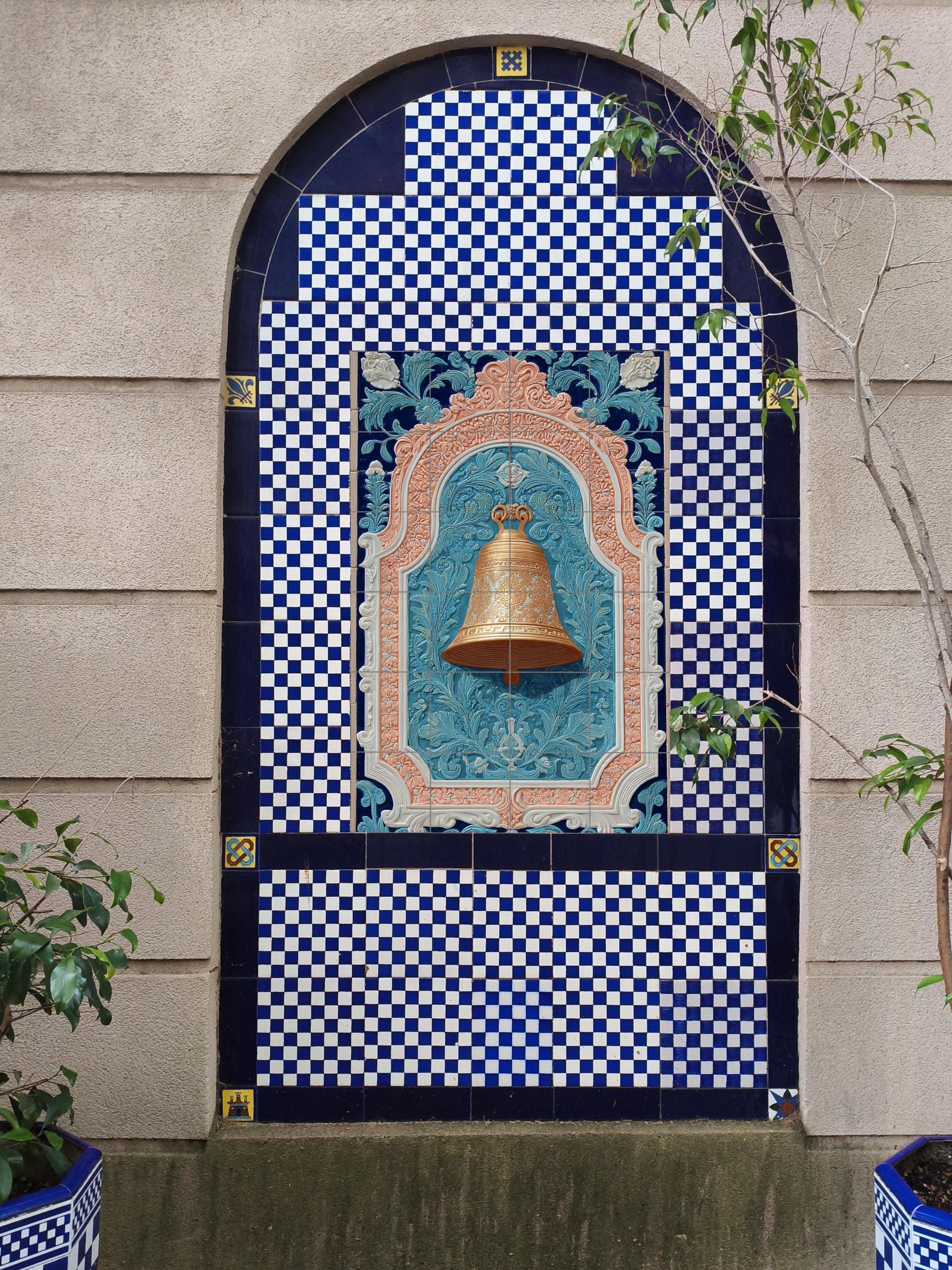 Campana Golden in Bogen Ornamental — Fliesen-Wandbild aus Keramik · Natur-Wandkunst
