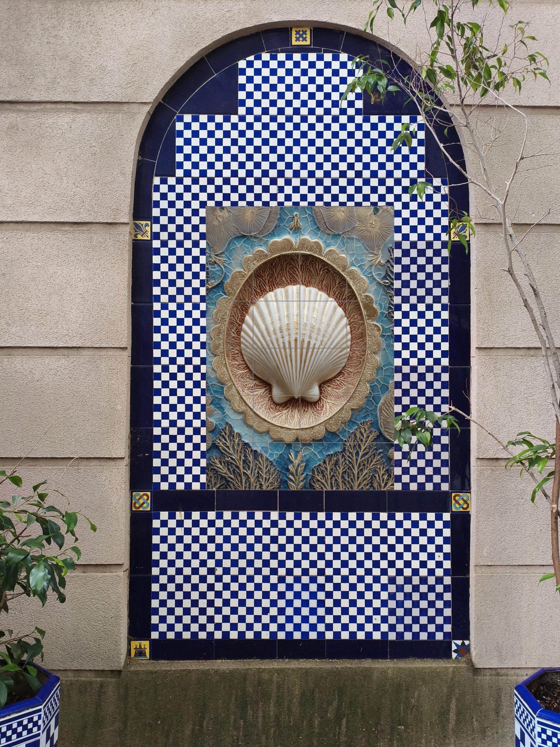 Armonía de conchas doradas y corales