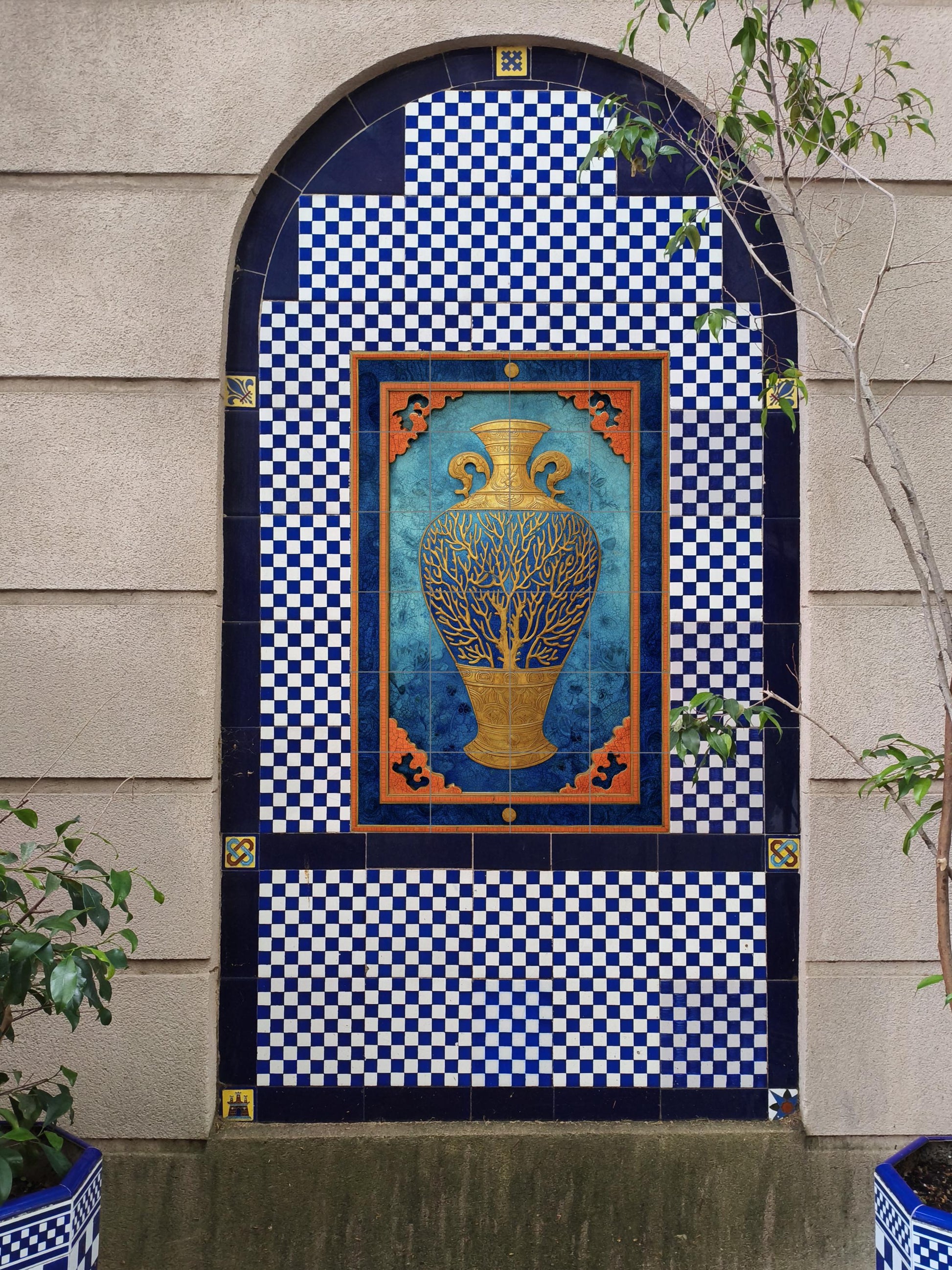 Vase Doré de Sueños Coralinos — Fresque Murale en Carreaux de Céramique · Art Mural Nature