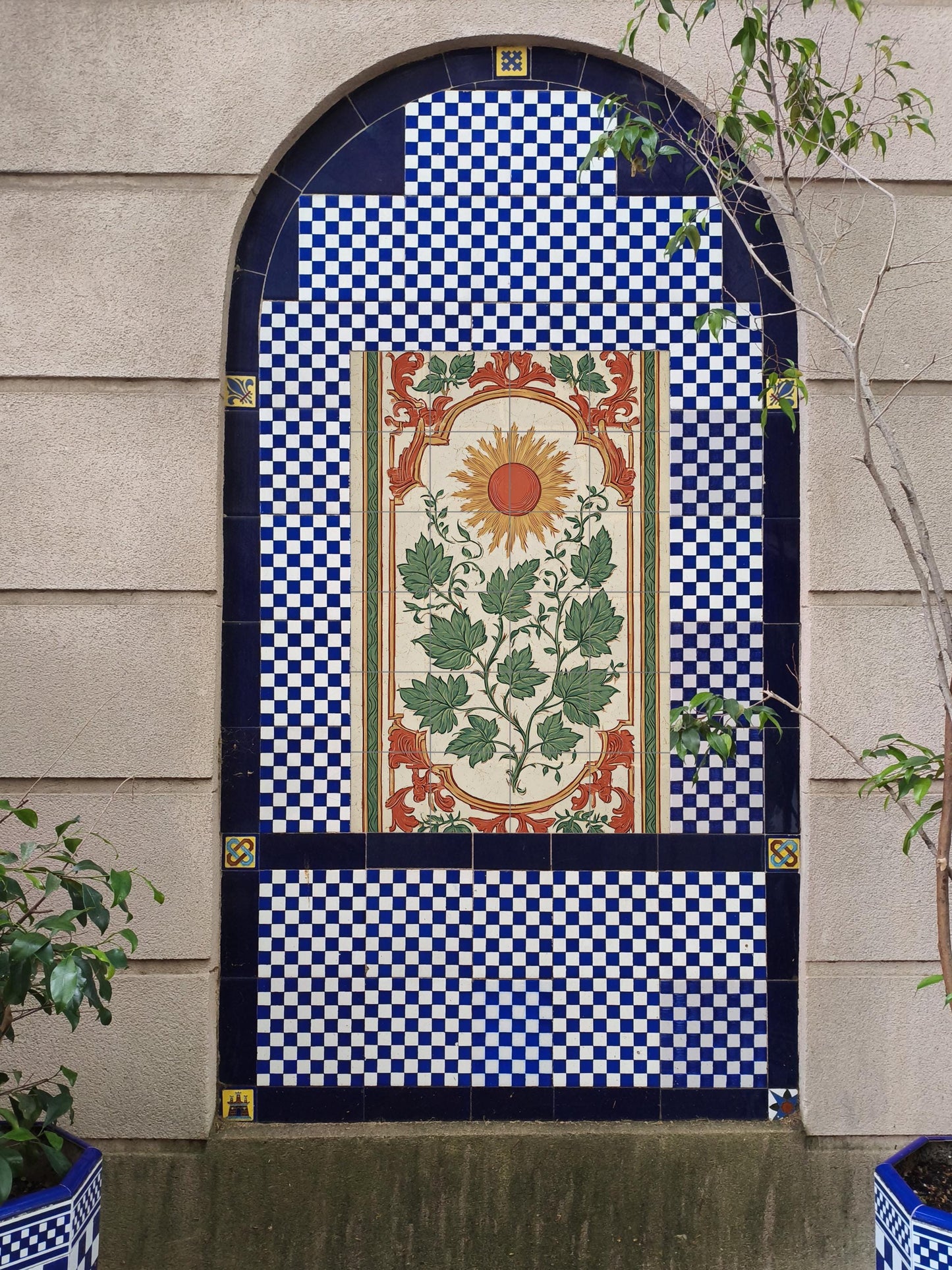 Adorno solar — Motivo solar y follaje verde, obra de arte de azulejos…