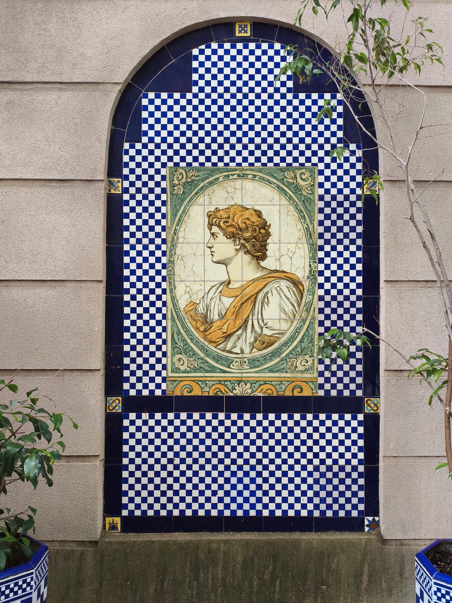 Portrait Roman — Folk-Art Décor · Ceramic Tile Mural
