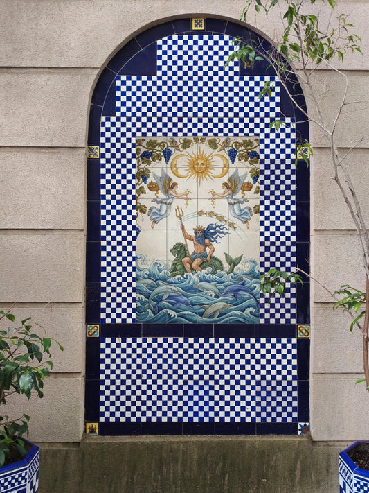 El Señor de las Olas — Neptuno, delfines y el Sol Celestial