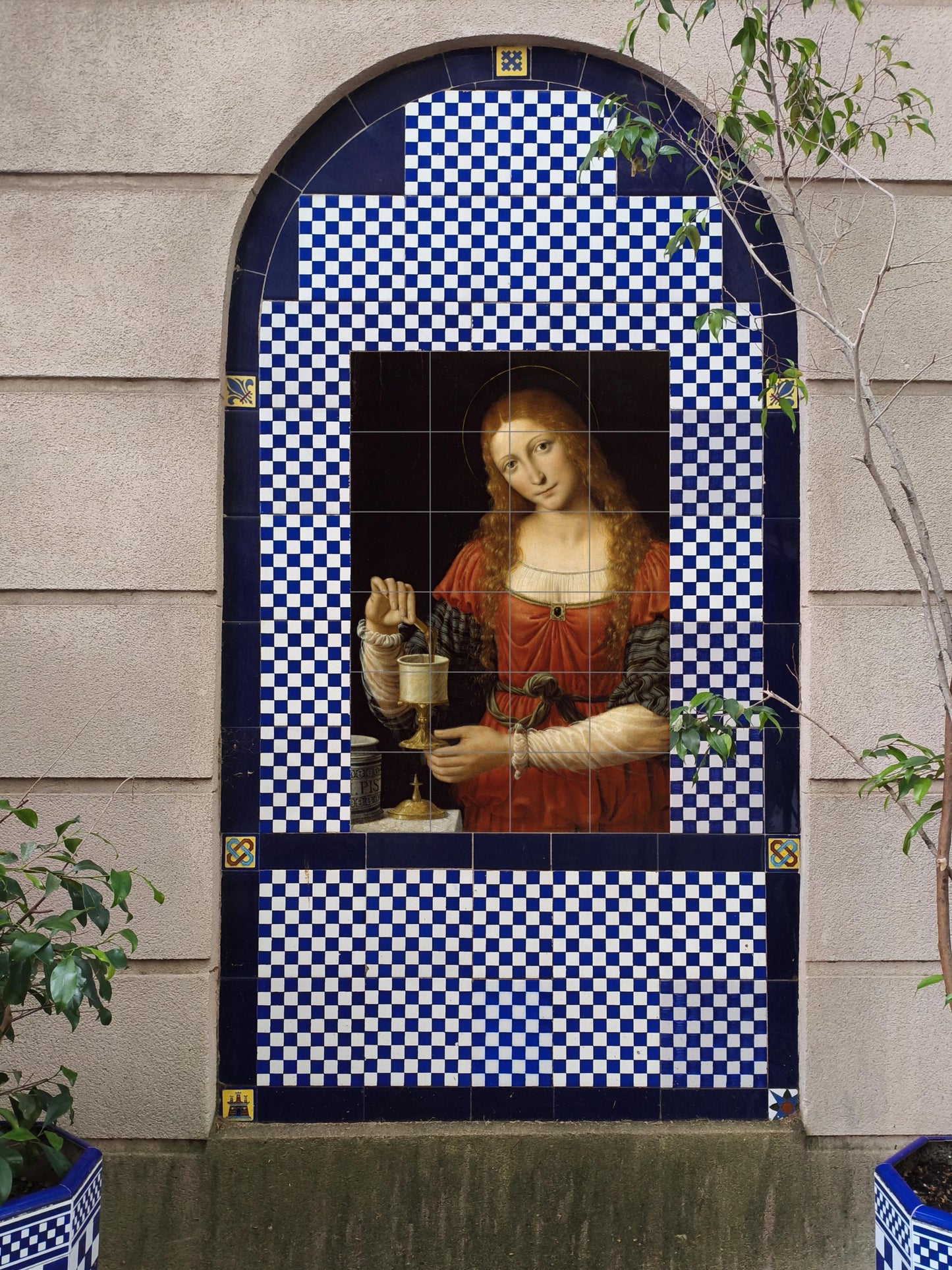 Santa María Magdalena — Cerámica con cáliz y túnica roja