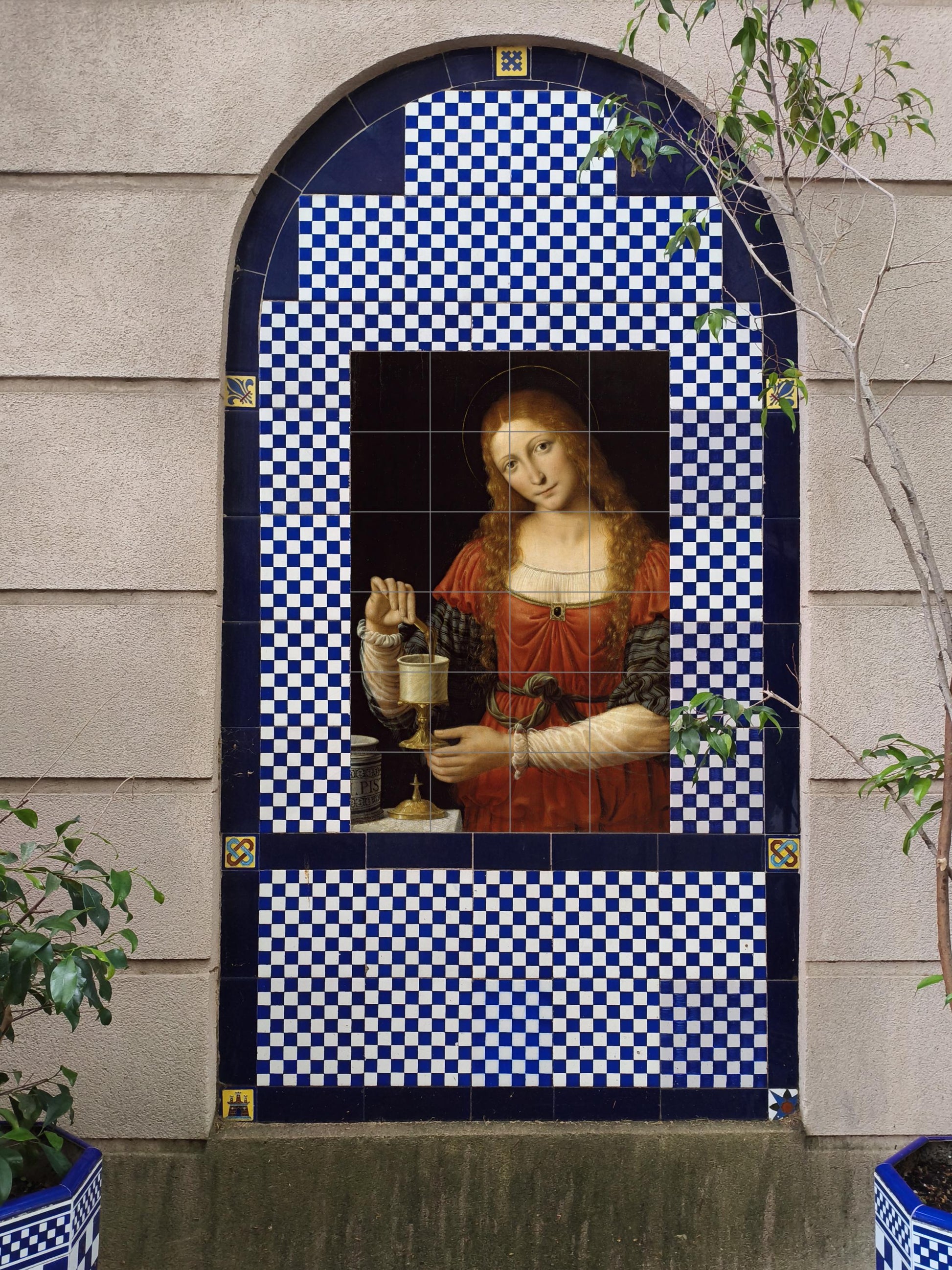 Santa María Magdalena — Cerámica con cáliz y túnica roja
