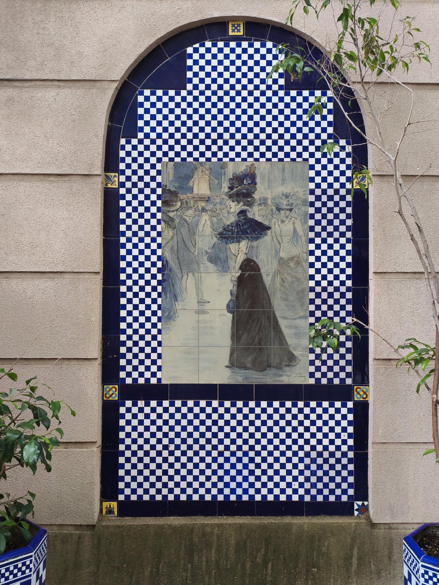 Dama parisina in il Moulin Rouge — Arte da Galleria, Arte da Parete in Ceramica