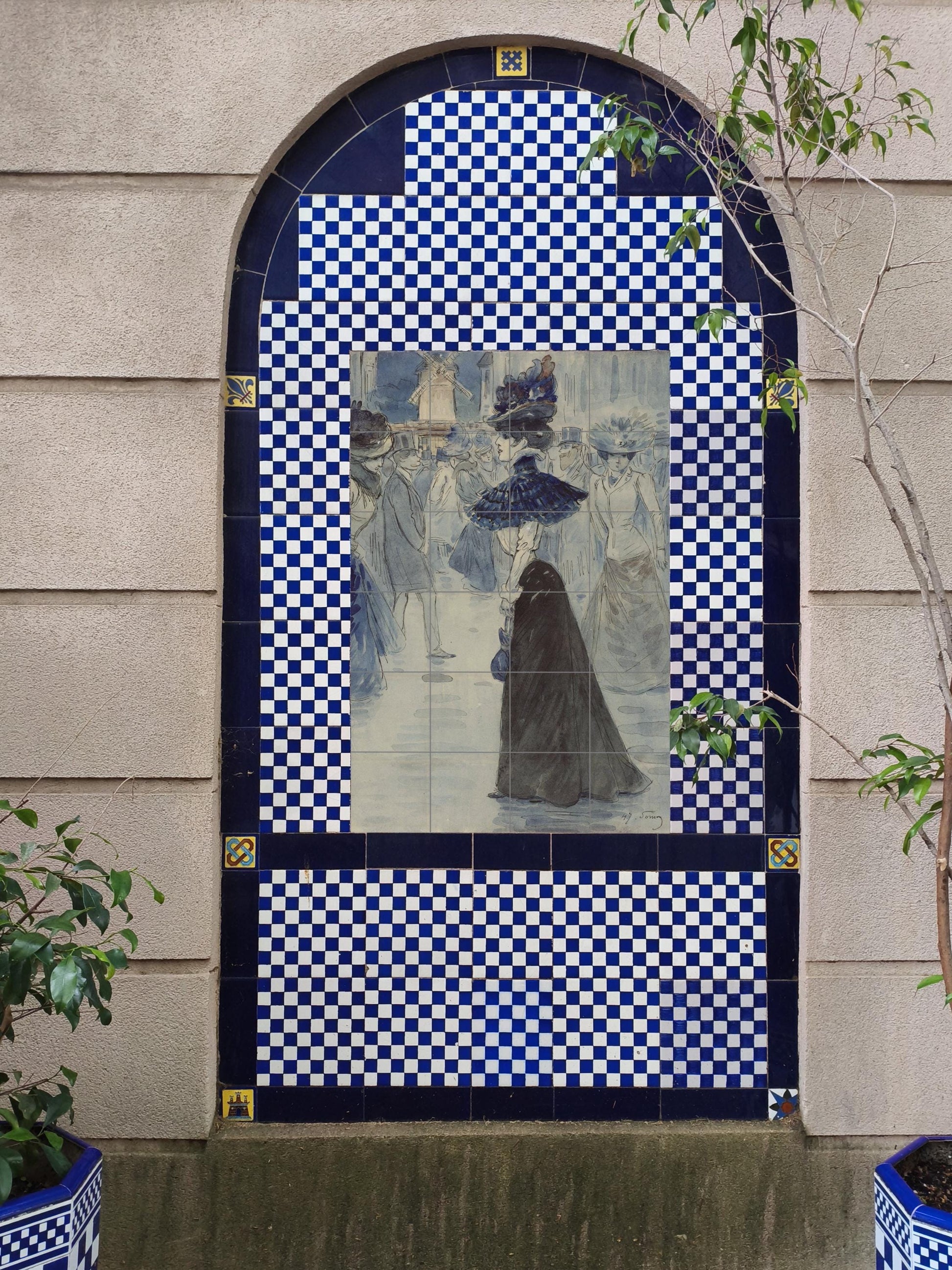 Dama parisina in il Moulin Rouge — Arte da Galleria, Arte da Parete in Ceramica