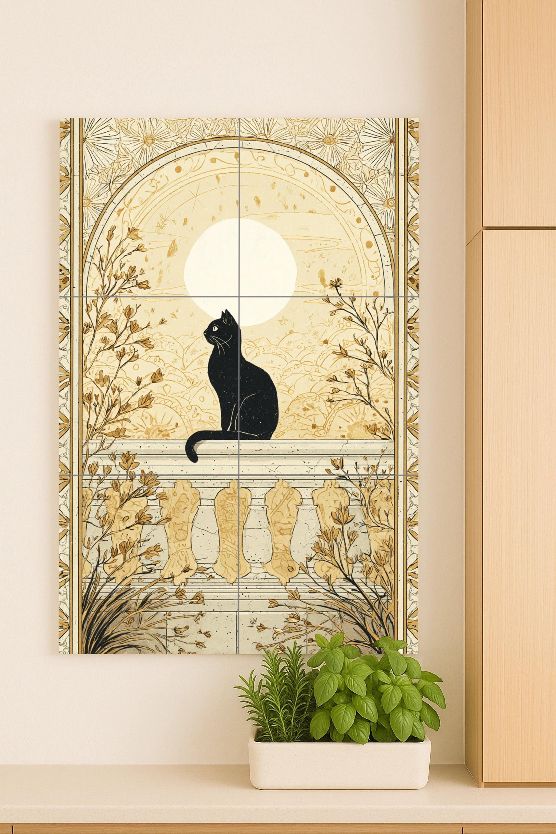 Gato negro bajo la luna dorada