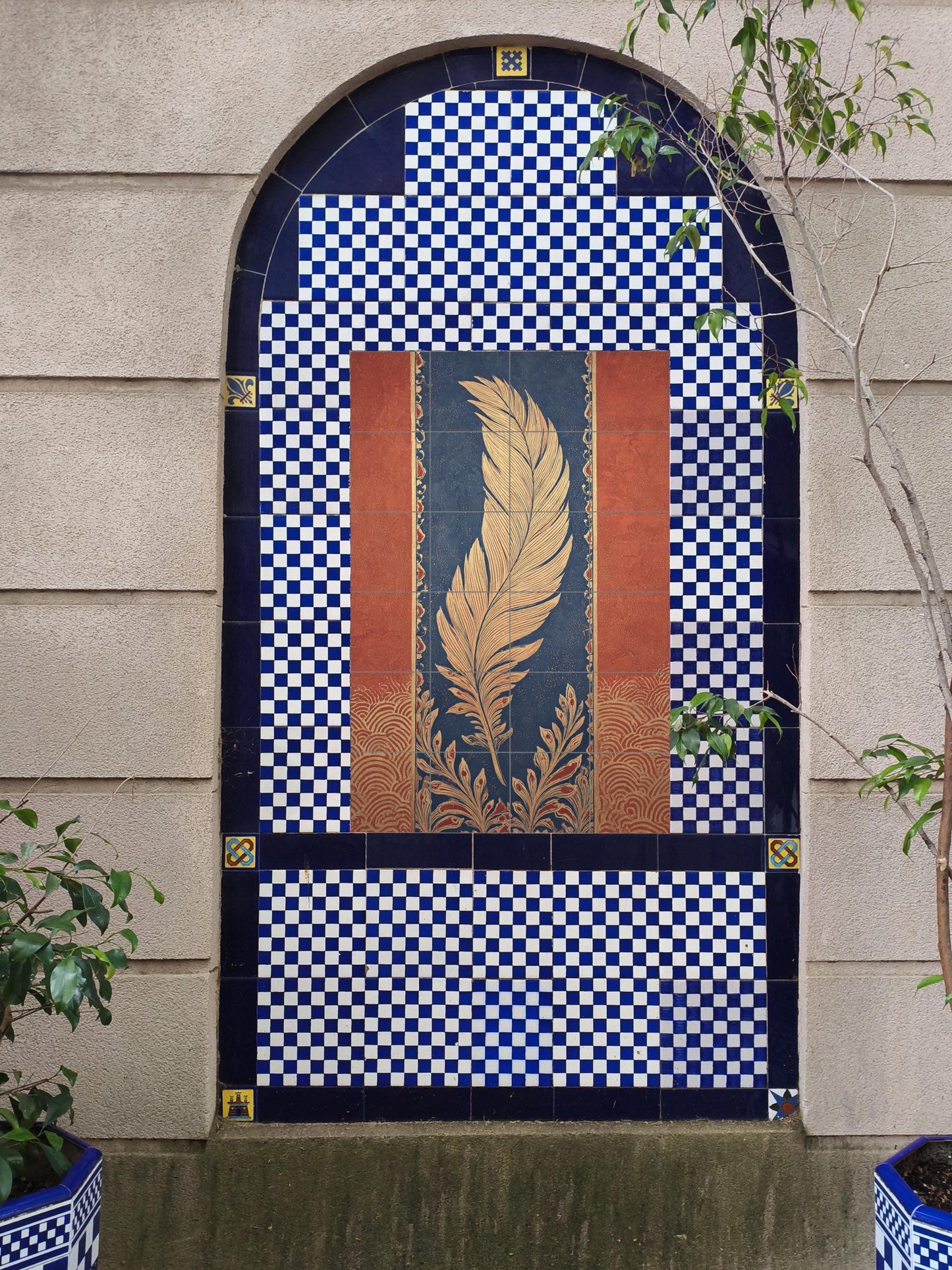 Elegía de Plumas Dorées — Fresque Murale en Carreaux de Céramique · Panneau Mural Ornemental