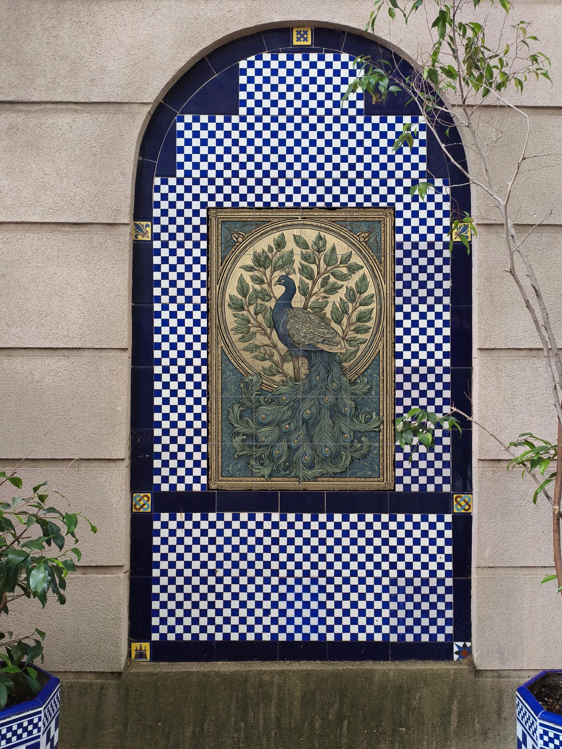 "Esplendor di Pavone · Murale Ceramico — Paesaggio Botanico