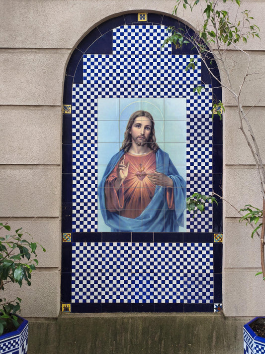 Mural cerámico del Sagrado Corazón de Cristo