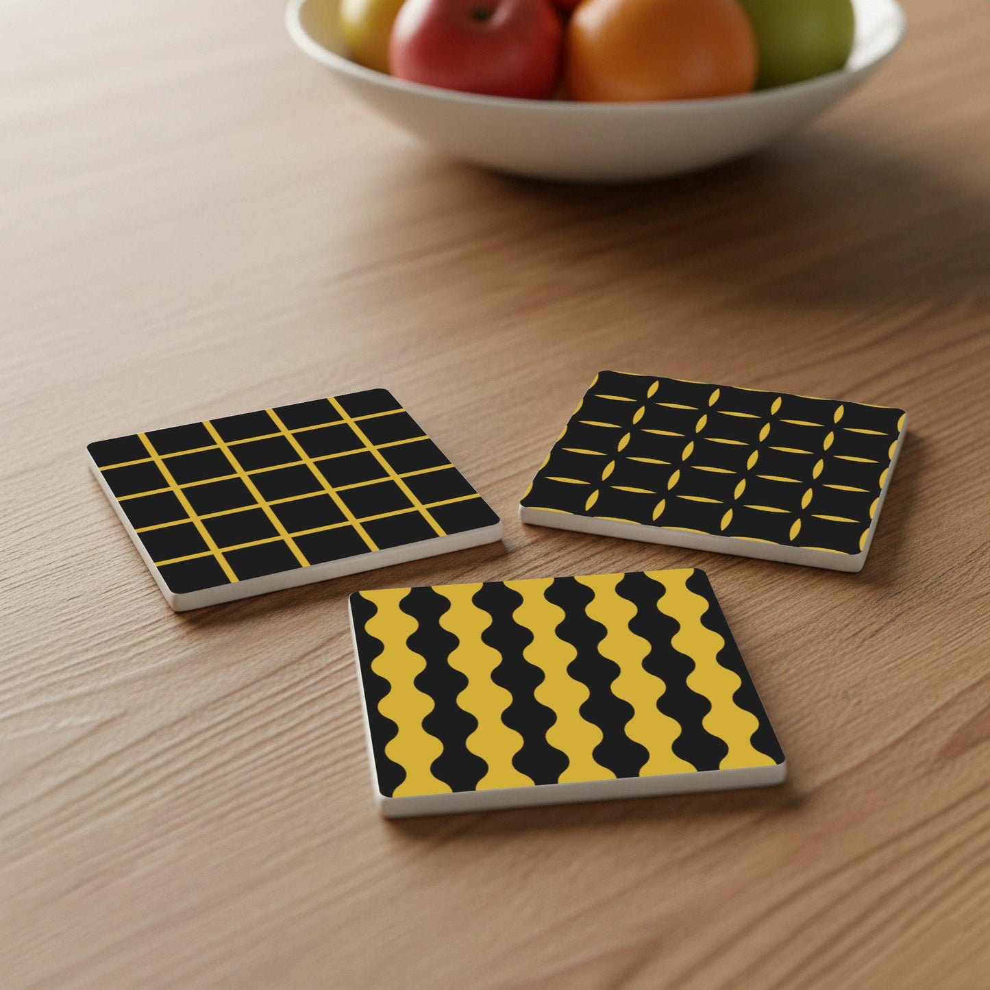 Sottobicchieri Geométricos de cerámica en amarillo mostaza y negro, decoración modern — Sottobicchieri a Motivi Moderni