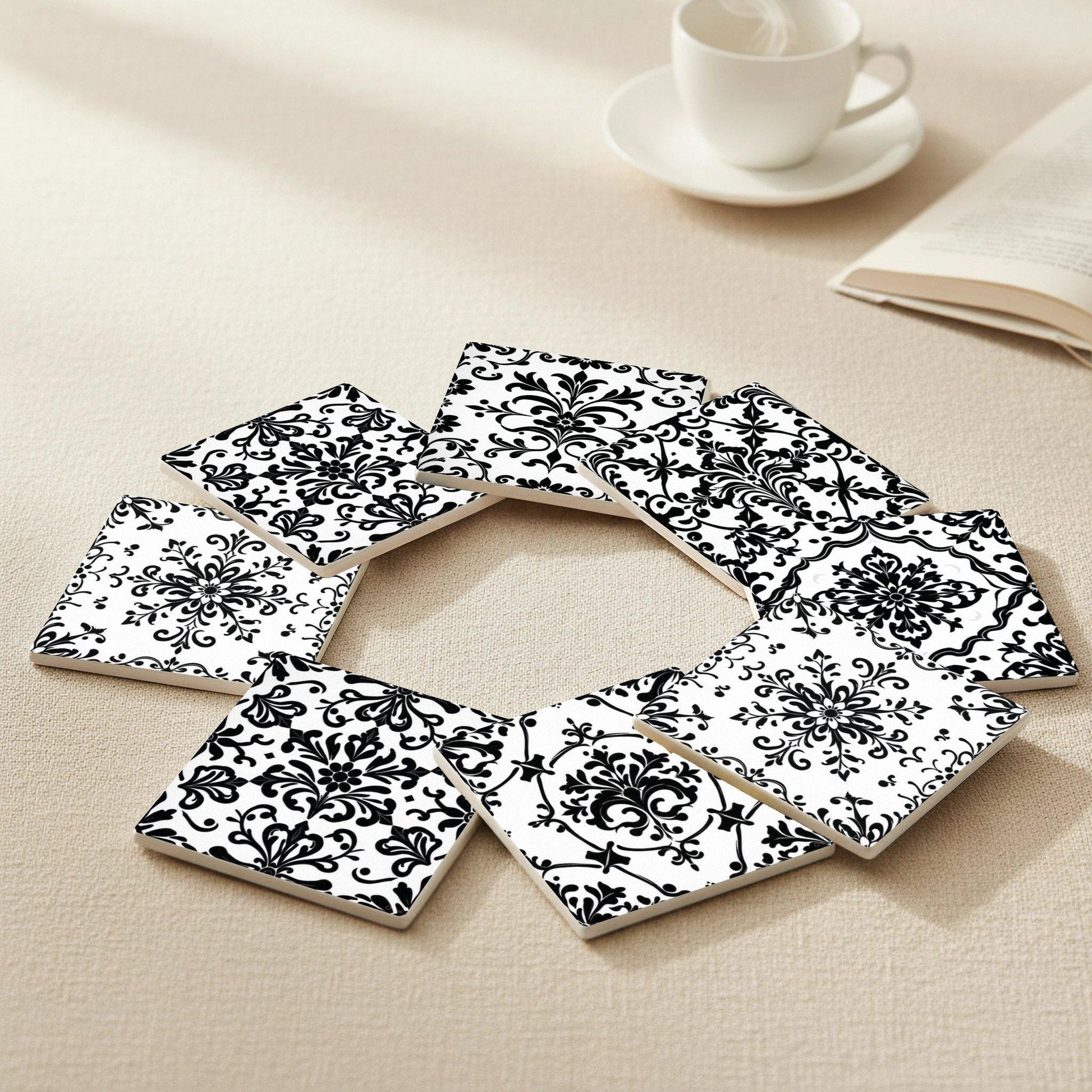 Damasco - Decoración parisina en blanco y negro — Set di Sottobicchieri in Ceramica · Set da Tavola per Amanti del Design