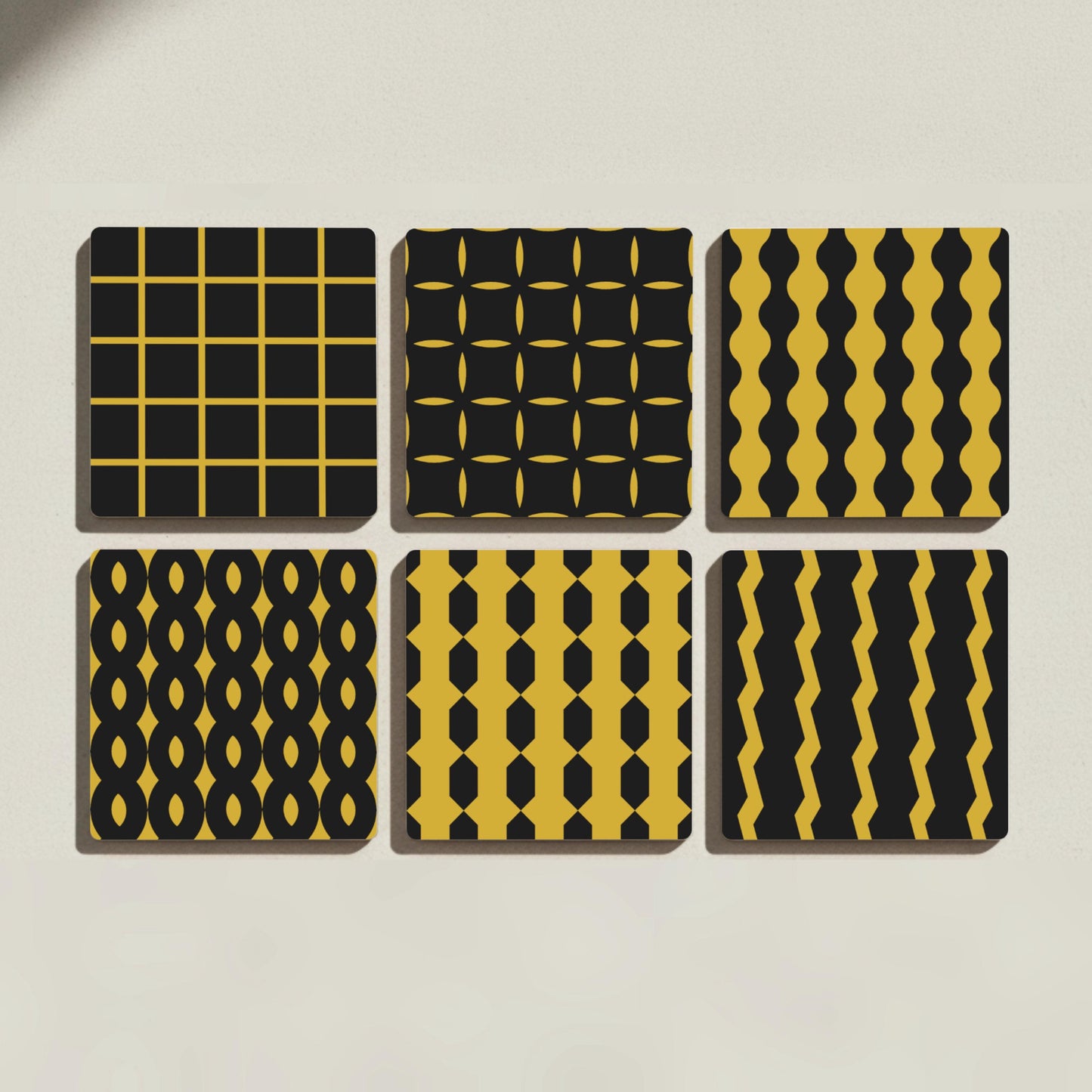 Sottobicchieri Geométricos de cerámica en amarillo mostaza y negro, decoración modern — Sottobicchieri a Motivi Moderni