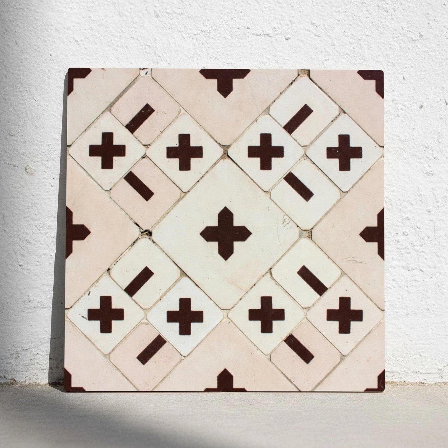 Burgundy Croix de Héritage Traditionnel · Carreau Mural — Décor Géométrique Contemporain