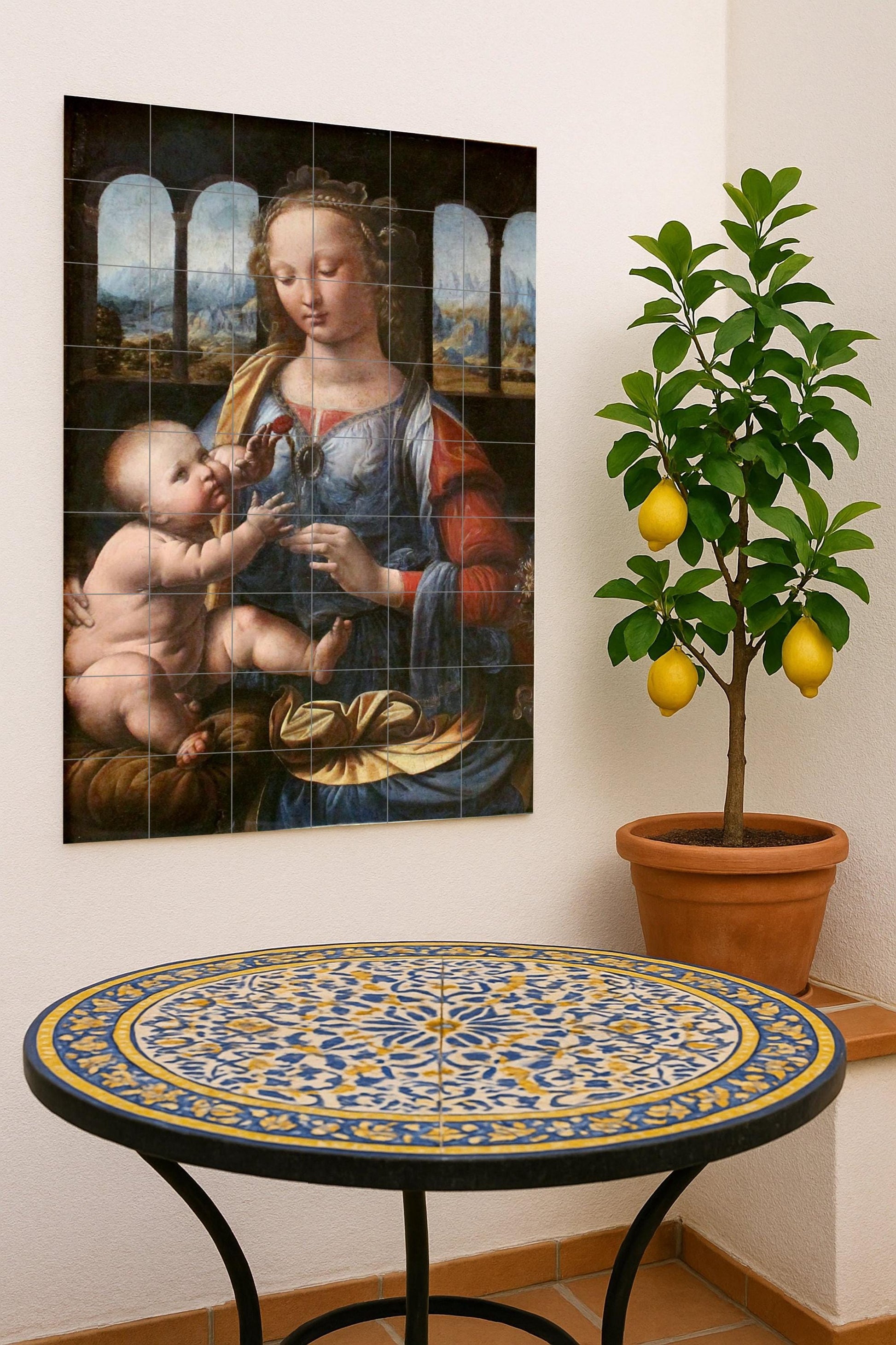 Mural de cerámica de la Virgen del Clavel