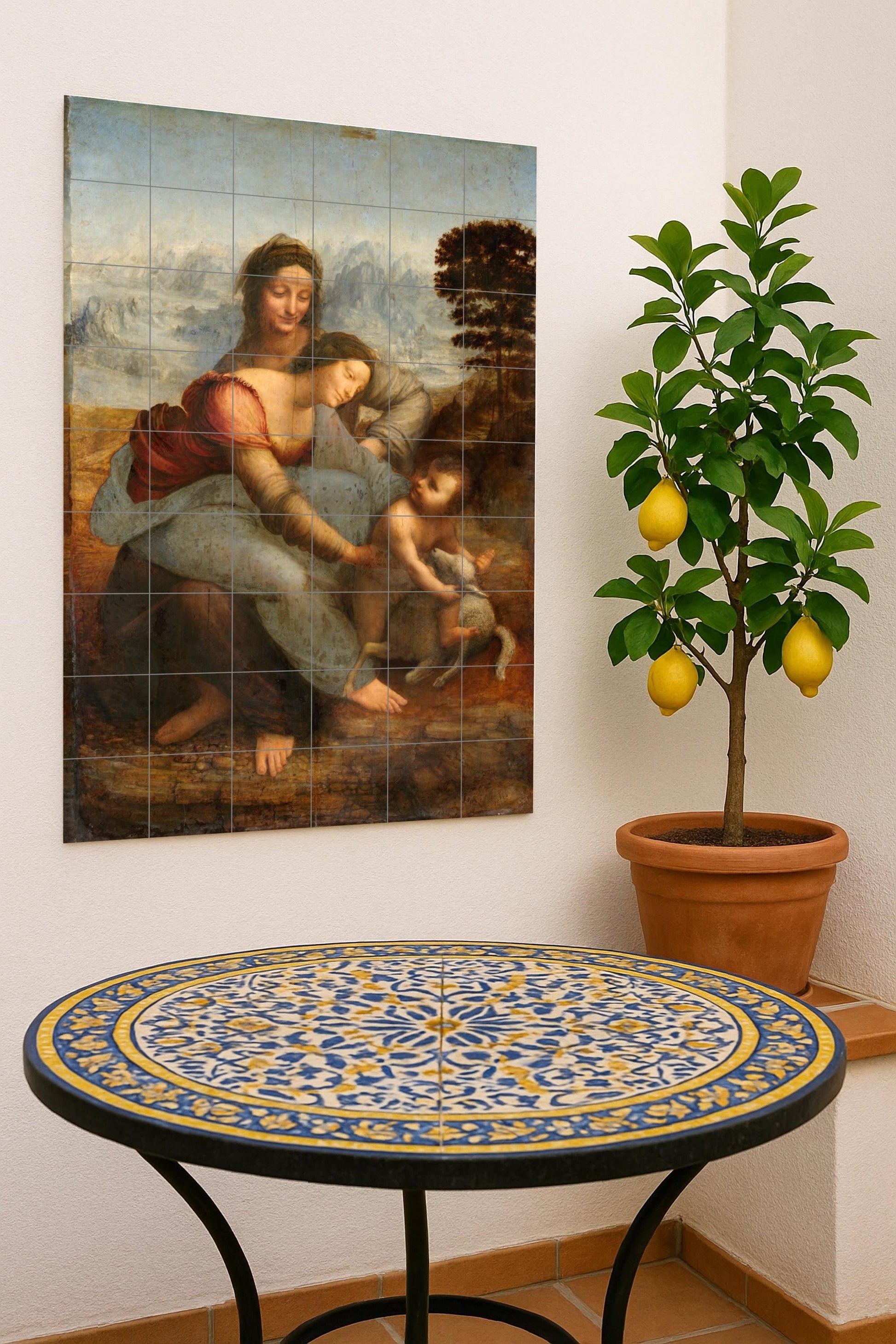 Mural de cerámica de la Virgen y el Niño con Santa Ana