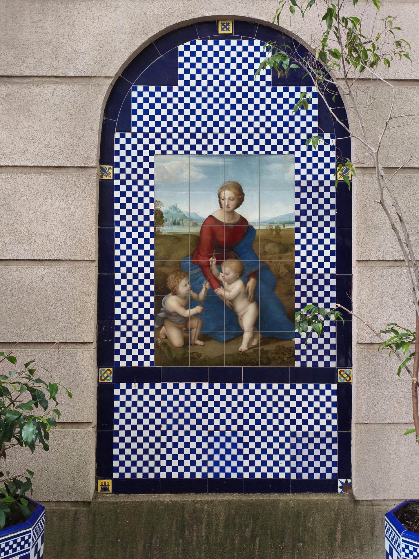 Mural de cerámica de la Virgen de los Prados