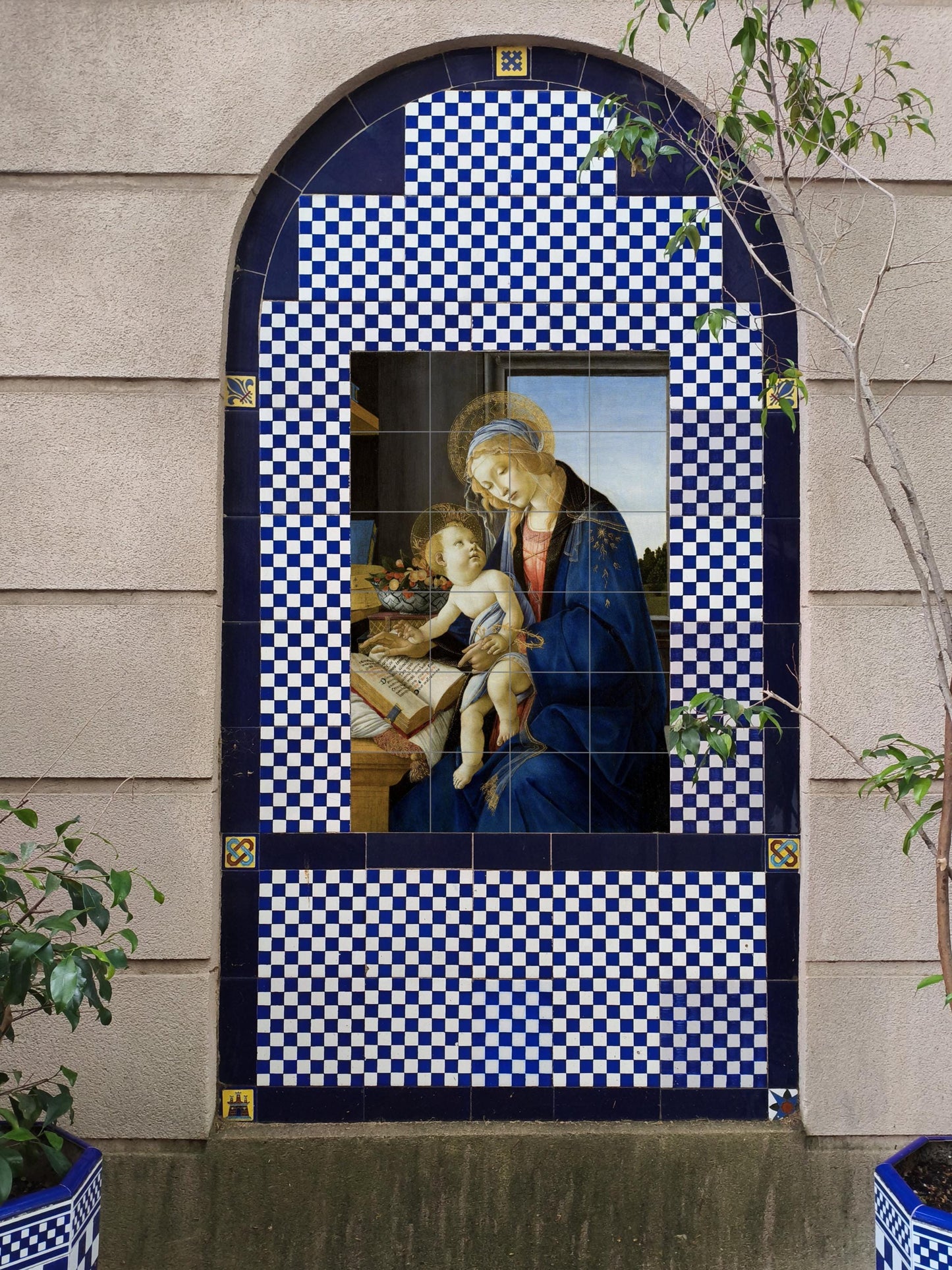 Fresque en Carrelage Vierge du Libro — Art Populaire et Ornemental