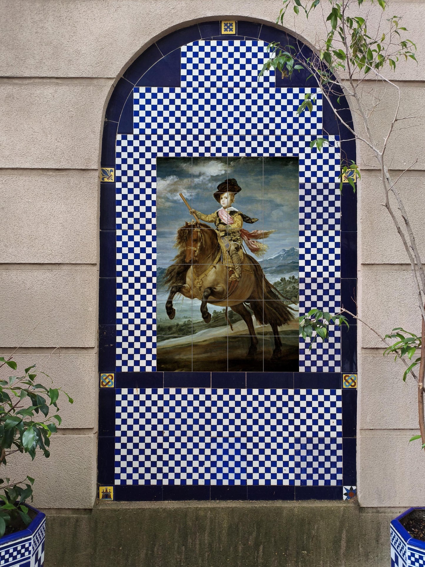 Mural de azulejos cerámicos con retrato ecuestre