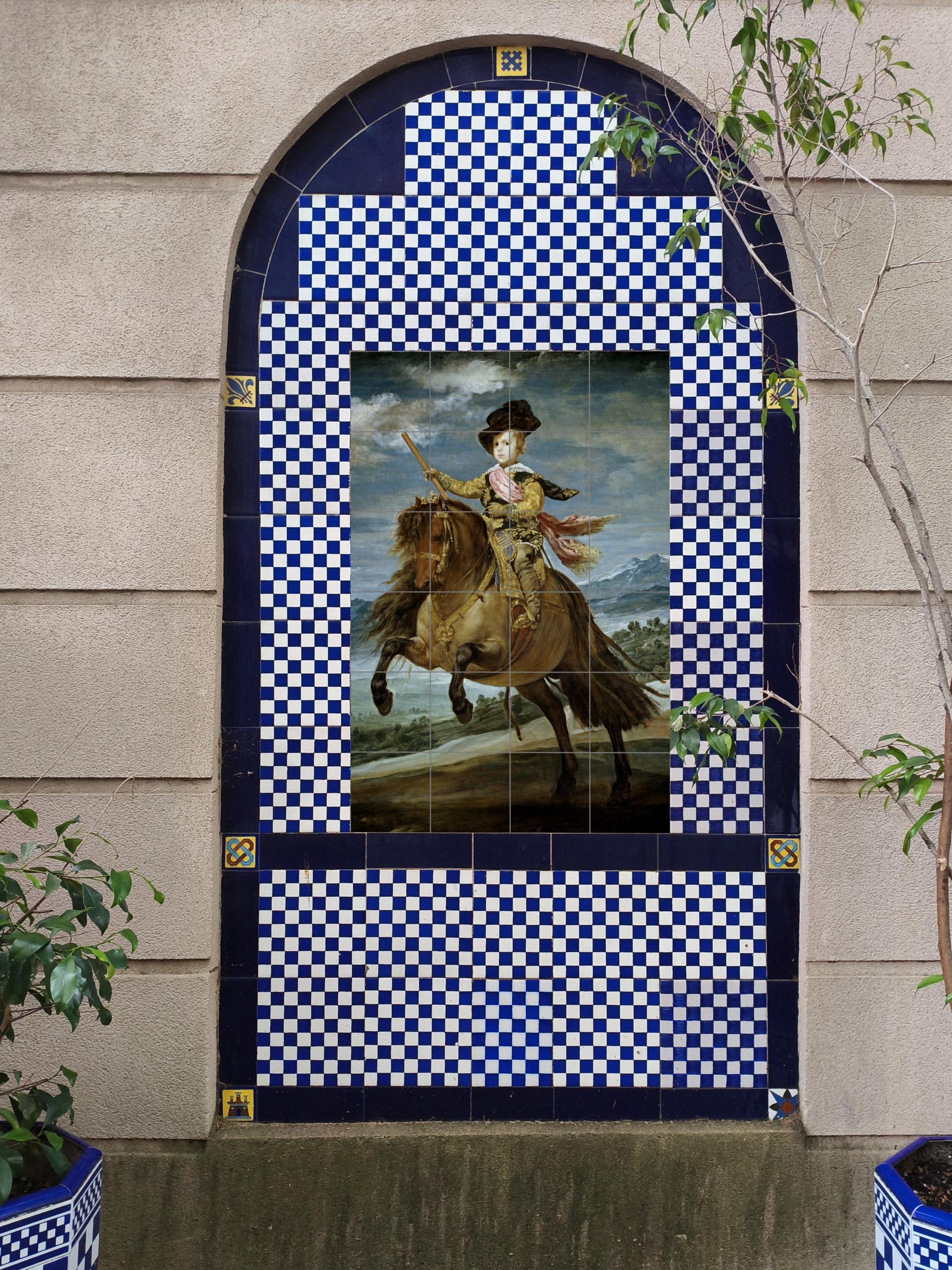 Mural de azulejos cerámicos con retrato ecuestre