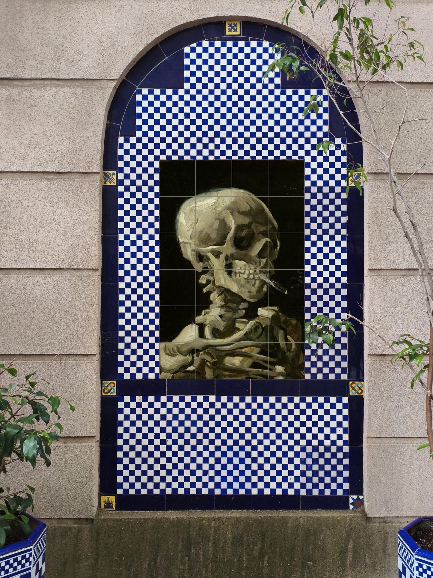 Cerámica con la cabeza de un esqueleto con un cigarrillo · Keramik-Wandbild — Volkskunst & Ornament