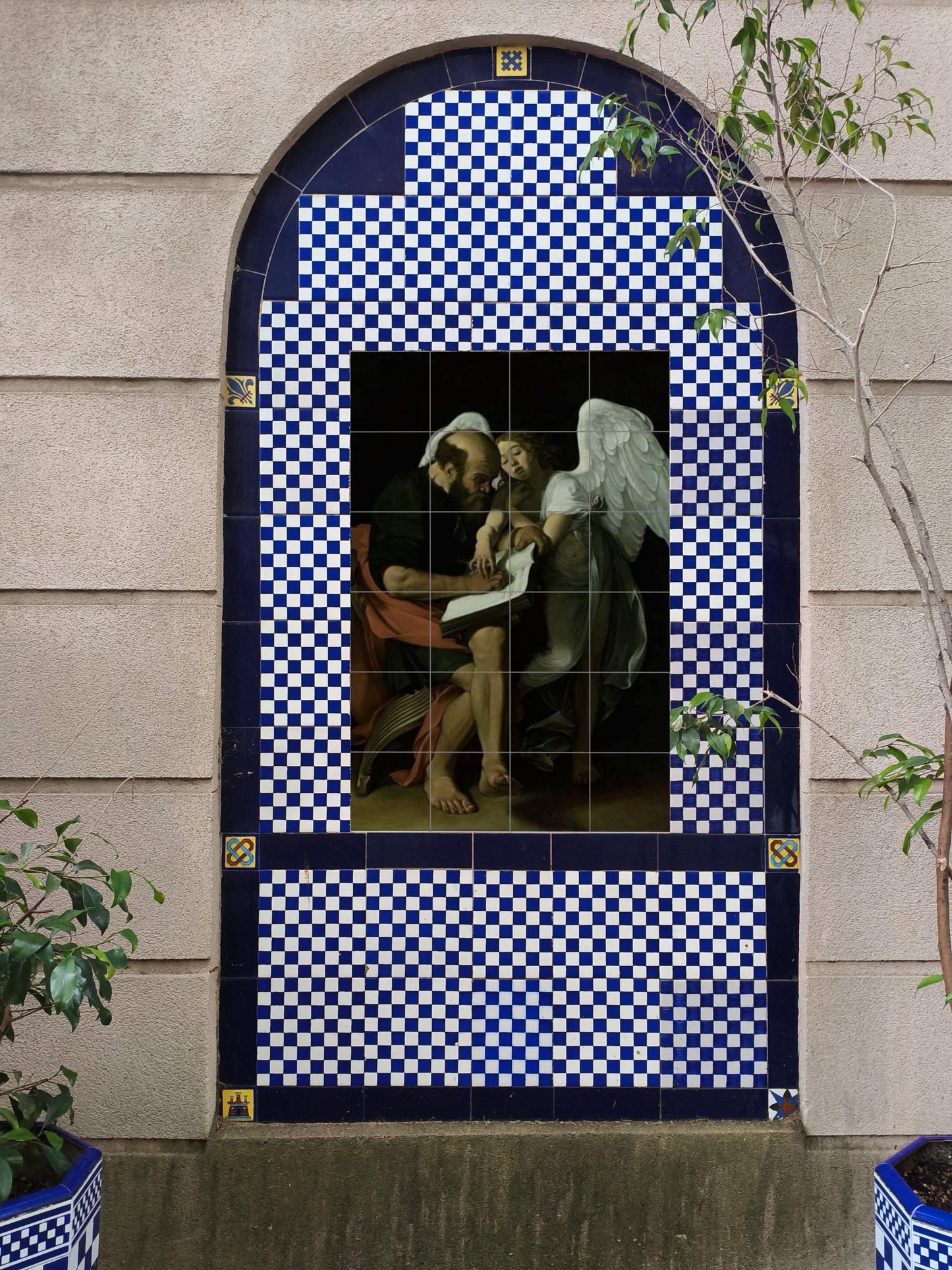 Mural de azulejos de cerámica de San Mateo y el ángel