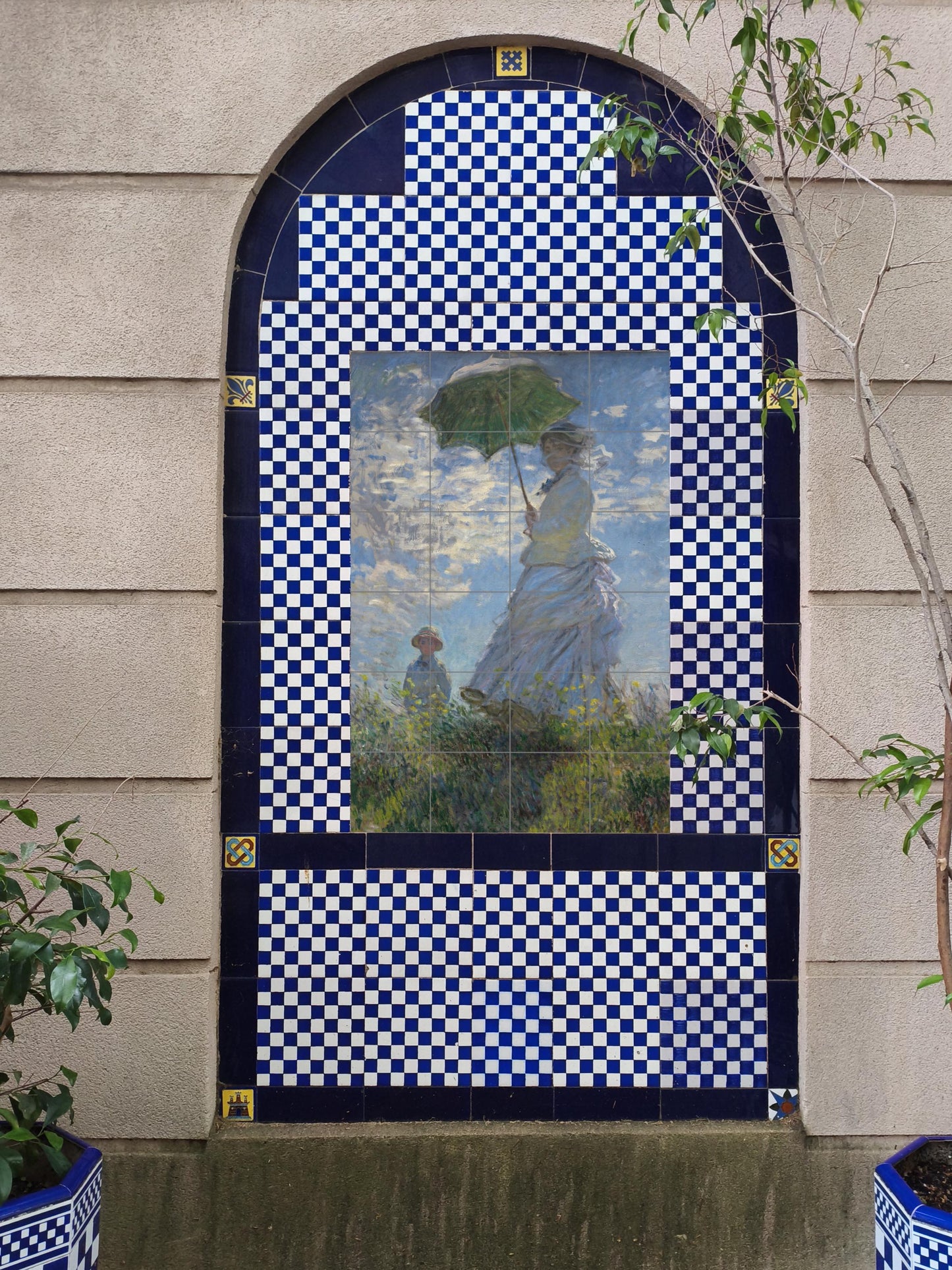 Cerámica "Donna con sombrilla — Murale in Piastrelle di Ceramica · Pannello Ornamentale